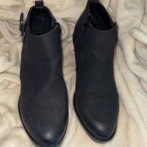 Woman’s ankle boots size 6.5 MED